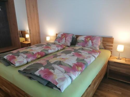 安嫩海姆Apartment Augenweide的床上配有花卉棉被