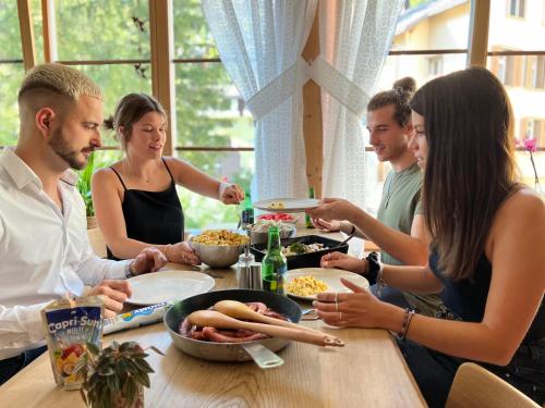 英格堡Family-Hostel SPANNORT with common kitchen and self check-in的一群坐在桌子旁吃食物的人