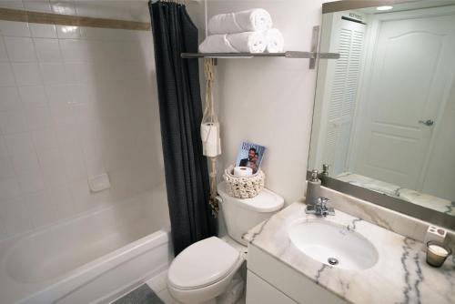 4 bed full condo in Miami with skyline & sea view的一间浴室