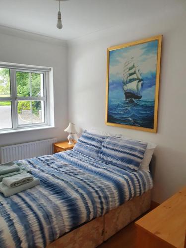 巴林罗布Jackie’s @ Bontrum的一间卧室,配有一张床和一张帆船的画