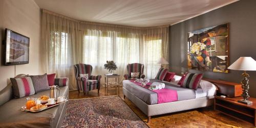 圣朱利亚诺-泰尔梅拉德莫拉德尔巴索托酒店的客厅配有床和沙发