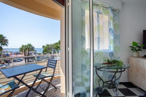 圣罗兰度瓦Apartment T2 air-conditioned sea view的阳台配有桌子,享有海景。