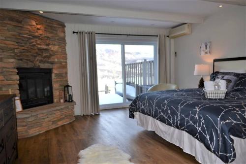蒙特朗布朗Beautiful suite with superb mountain view.的一间卧室配有一张床和一个石头壁炉