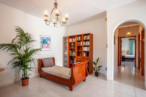 斯塔夫罗斯ISTORIA Residence的客厅配有椅子和书架