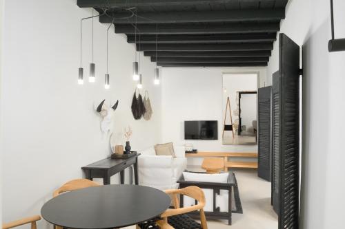 赫索尼索斯Icos village house的一间拥有黑色天花板和一张桌子的客厅