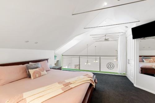 佩诺拉梅洛特福德尔霍汤豪西斯住宿加早餐旅馆的一间卧室设有一张大床和一个大窗户