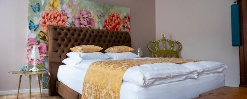 特拉本特拉巴赫Das Haus Am Markt的卧室配有一张带白色床单和枕头的大床。