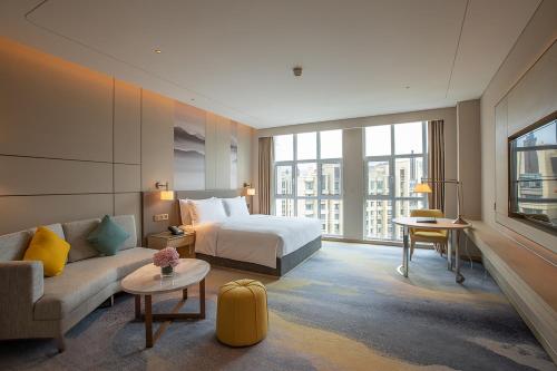 西宁西宁大通假日酒店的酒店客房,配有床和沙发