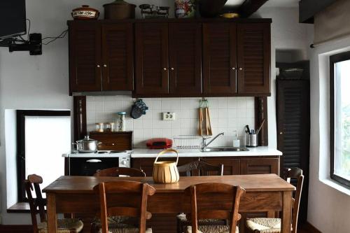 马克里尼撒Centaurs Spot的厨房配有木桌和木橱柜。