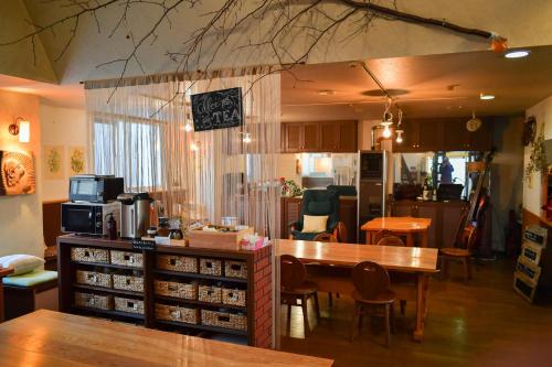 稚内Guest House Moshiripa的厨房以及带桌椅的用餐室。