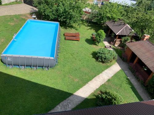 斯拉夫西克Затишок в Карпатах 1的享有庭院游泳池的顶部景色