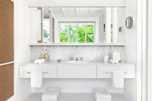 乌布COMO Uma Ubud的白色的浴室设有水槽和镜子