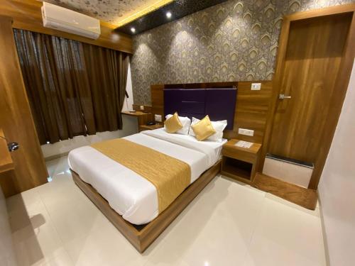 孟买Hotel BKC CROWN - Near Trade Centre, Visa Consulate的一间卧室,卧室内配有一张大床