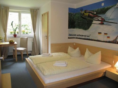 策拉-梅利斯斯登格鲁德酒店的一间卧室配有一张大床和两条毛巾