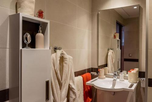 安锡Résidence Sénior Villa Sully Seynod-Annecy的一间带水槽和镜子的浴室
