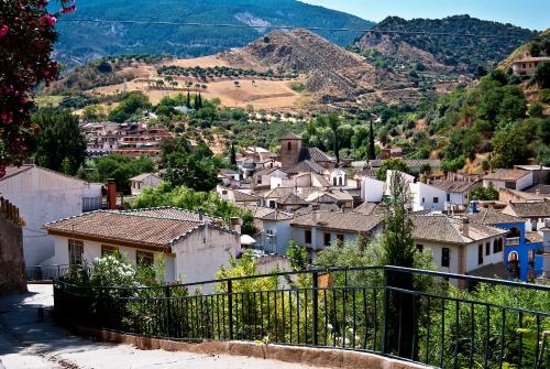 莫纳奇尔Las Cuevas de Monachil的享有以山为背景的村庄美景