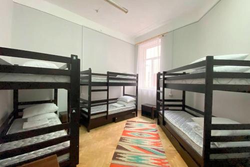 胡斯特Khust Hostel的客房设有四张双层床和窗户。