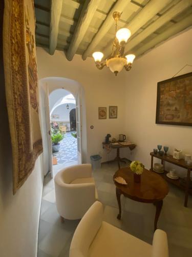 桑卢卡尔-德巴拉梅达Lujosa suite privada en casa del S XIX的客厅配有沙发和桌子