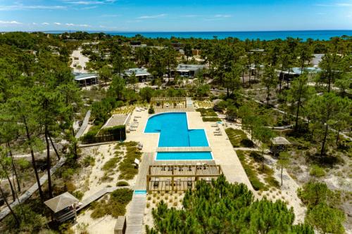 特罗亚佩斯塔纳特罗亚生态度假酒店的享有带游泳池的度假村的空中景致