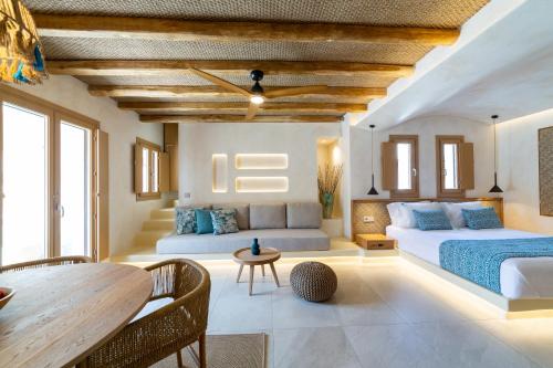 佩里萨Opalia Suites的一间卧室设有两张床和木制天花板