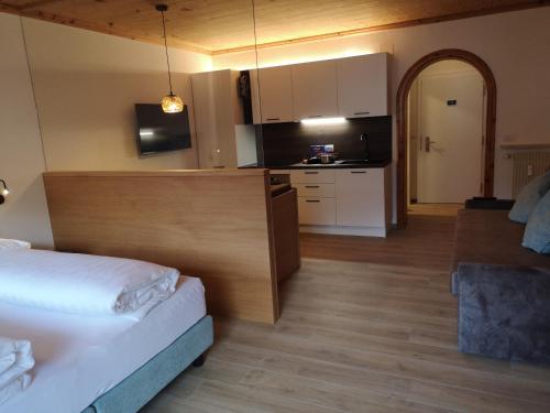 科尔德拉诺Apartement Sunshine的酒店客房带一张床和一个厨房