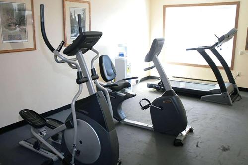 拉皮德城Super 8 by Wyndham Rapid City的健身房,室内配有几辆健身自行车