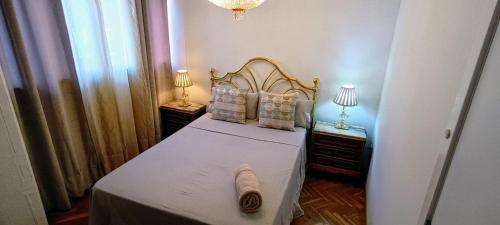 马德里Habitación CDV的一间卧室配有一张带2个床头柜和2盏灯的床。