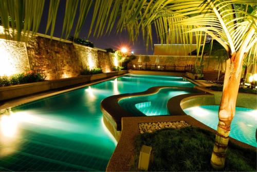 八打灵再也皇家春兰曲线酒店的棕榈树的游泳池