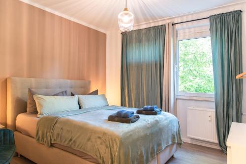 开姆尼茨Stylisches Apartment mit Balkon / Netflix / WIFI的一间卧室,配有一张带两个泰迪熊的床