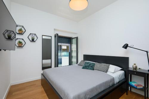 杜布罗夫尼克Hedera Estate, Hedera A15的白色卧室配有床和灯