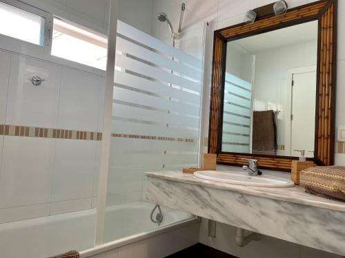 科尼尔-德拉弗龙特拉Villa Mar Fuente del Sol的一间带水槽和镜子的浴室
