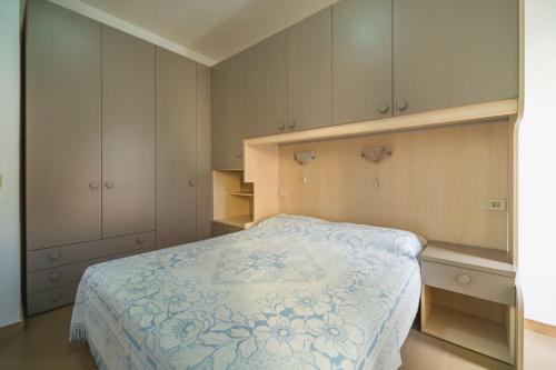 瑟克罗La Terrazza a Seccheto Sul Mare的一间卧室配有一张带蓝白色毯子的床