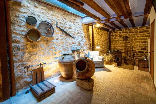 阿尔内斯CAL PREMSET turisme rural Arnes的一间设有石墙的房间,里面设有厕所