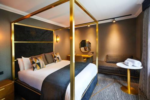 皇家托比酒店客房内的一张或多张床位