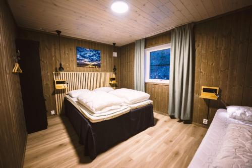 弗罗达尔Lakeview Vrådal Hyttegrend的一间卧室设有两张床和窗户。