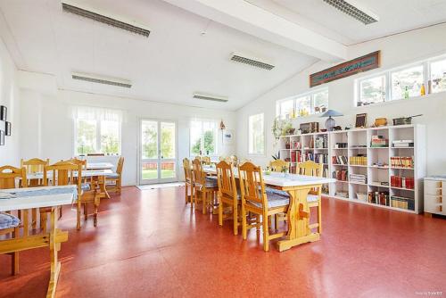 FurudalFurudals Vandrarhem och Sjöcamping的图书馆里带桌椅的教室
