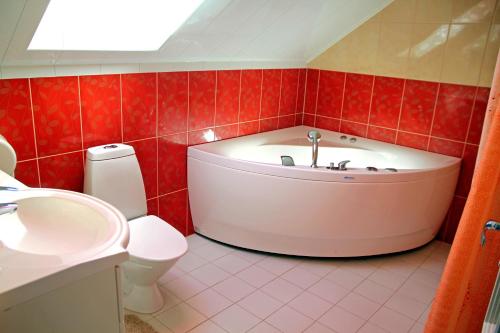 珀尔察马瑞瓦尔咖啡店旅馆的带浴缸、卫生间和盥洗盆的浴室