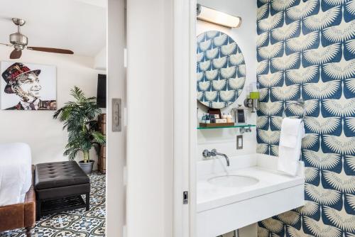 迈阿密海滩National Hotel, An Adult Only Oceanfront Resort的一间带水槽和镜子的浴室