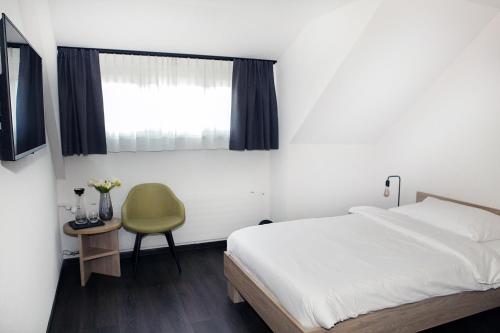 迪本多夫Dihei - Hotel, Lounge, Bar的卧室配有床、椅子和窗户。