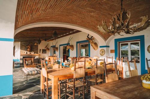 莫拉维尔多马纳提奥酒店的一间带木桌和椅子的用餐室