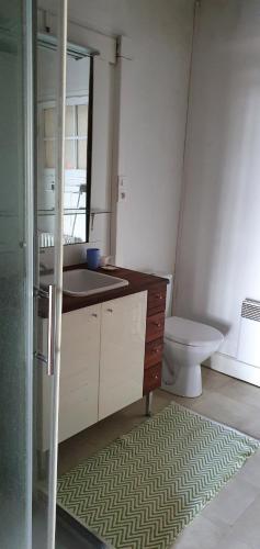 滨海萨纳里ML83的一间带水槽和卫生间的浴室