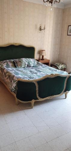 滨海萨纳里ML83的一张绿色大床,坐在房间里