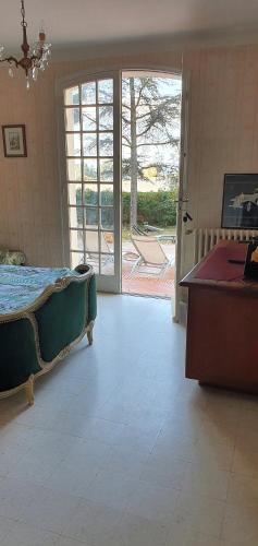 滨海萨纳里ML83的一间卧室设有一张床和一个滑动玻璃门