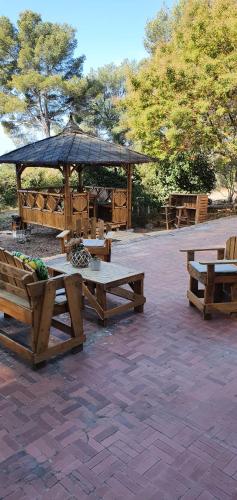 滨海萨纳里ML83的野餐区设有野餐桌和凉亭