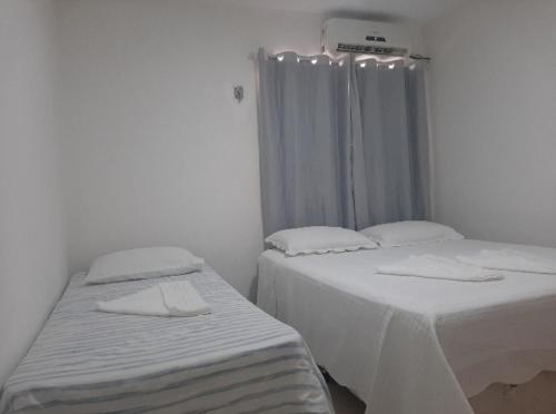 莫索罗FlatStudio01 em condomínio residencial na Nova Betânia的白色客房 - 带两张单人床和窗户