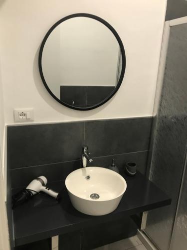 卡塞勒托瑞尼斯Rosa verde的一间带水槽和镜子的浴室