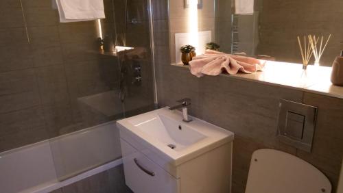 米尔顿凯恩斯MK shortstay Deluxe- Capital Drive的浴室配有卫生间、盥洗盆和淋浴。