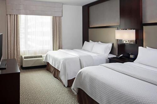 怀特普莱恩斯坎布里亚套房酒店 - 市中心客房内的一张或多张床位