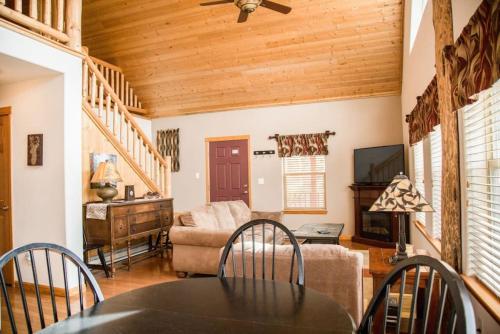 埃斯蒂斯帕克Twin Owls Lodge, Great for families Master bedroom, Loft, full kitchen, Dogs OK的客厅配有桌子和沙发