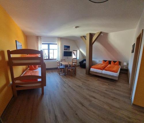 艾本施托克Wurzelrudis Hostel的带两张双层床的房间和客厅